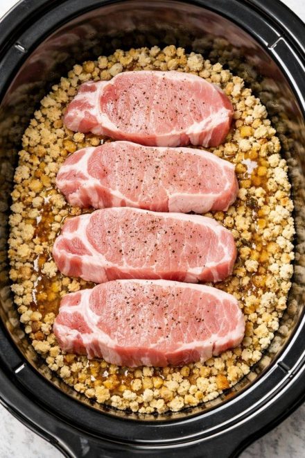 Nostalgia de almoço comunitário de janeiro: jogue recheio de bolo de caixinha e mais 3 coisas dentro e veja todo mundo perguntar o que está acontecendo naquela panela de barro.