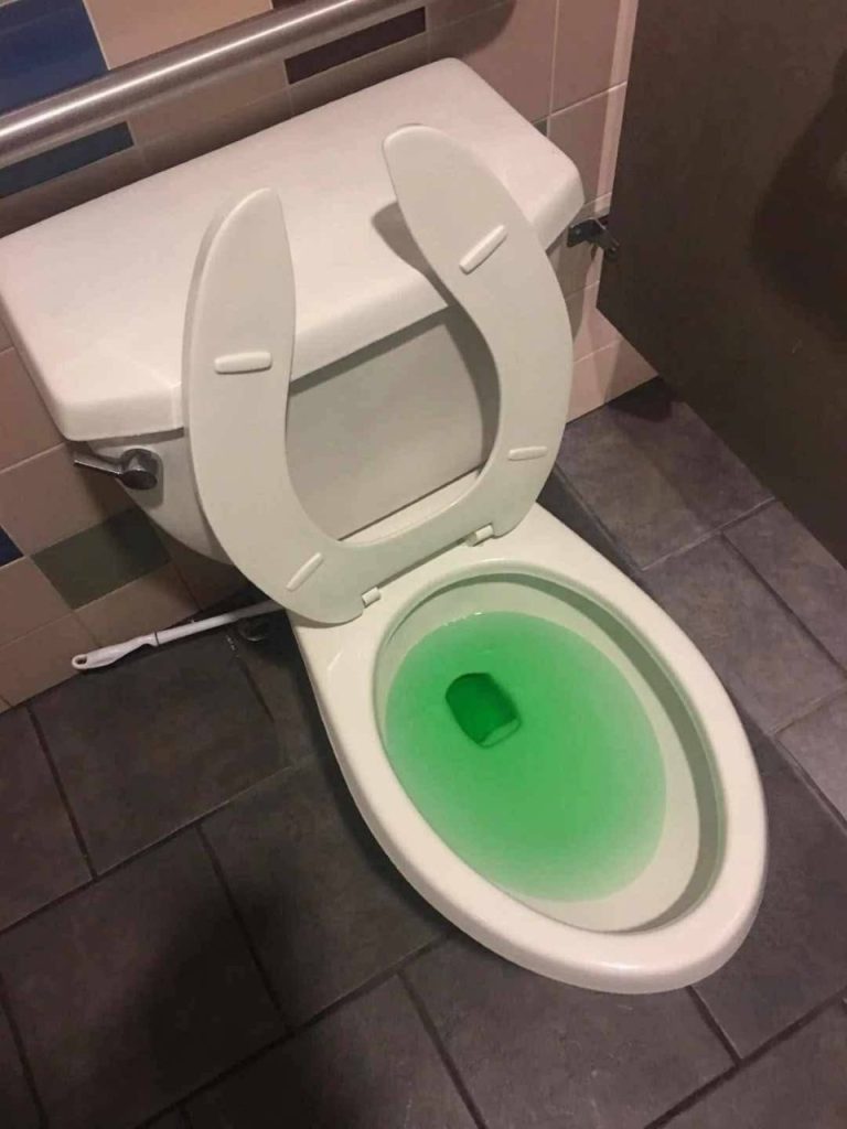 Como desentupir um vaso sanitário sem usar um desentupidor