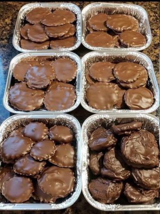 Doce caseiro de tartaruga com nozes-pecã e caramelo