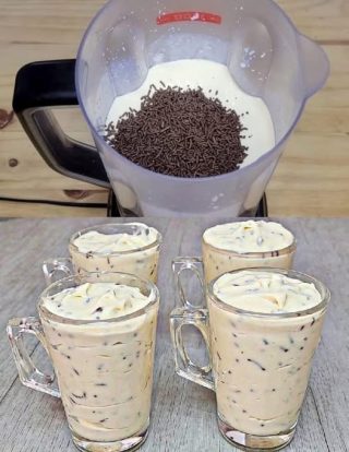 Deliciosa sobremesa com apenas 2 ingredientes: basta bater, congelar e pronto!