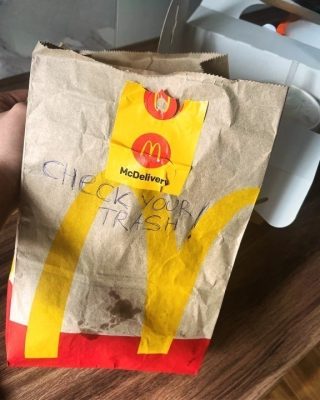 Um bilhete do entregador me fez instalar câmeras de segurança em casa – serei eternamente grato a ele.