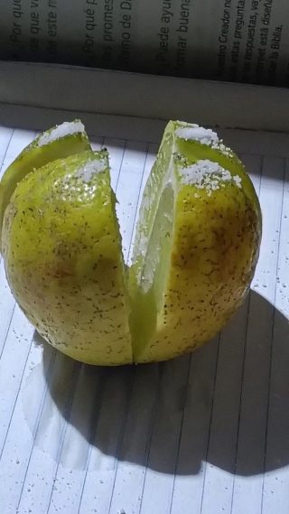 O segredo da vovó: sal em um limão cortado.