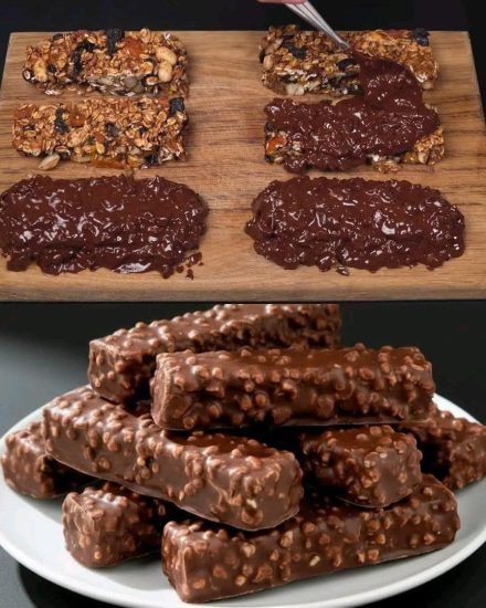 Barrinhas de aveia saudáveis ​​sem açúcar com banana e chocolate amargo.