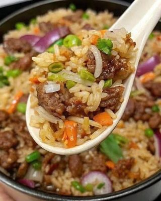 Arroz frito com carne e cebola
