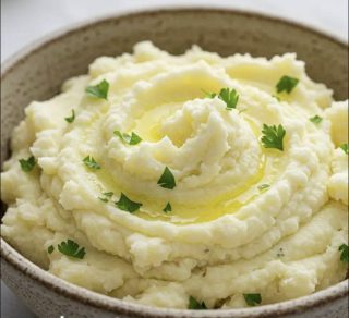 Purê de batatas caseiro com manteiga e alho: um acompanhamento cremoso e irresistível!