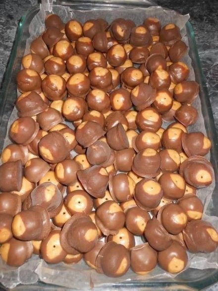 BOLINHAS DE MANTEIGA DE AMENDOIM