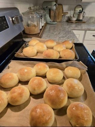 Pãezinhos caseiros macios e fofinhos para o jantar