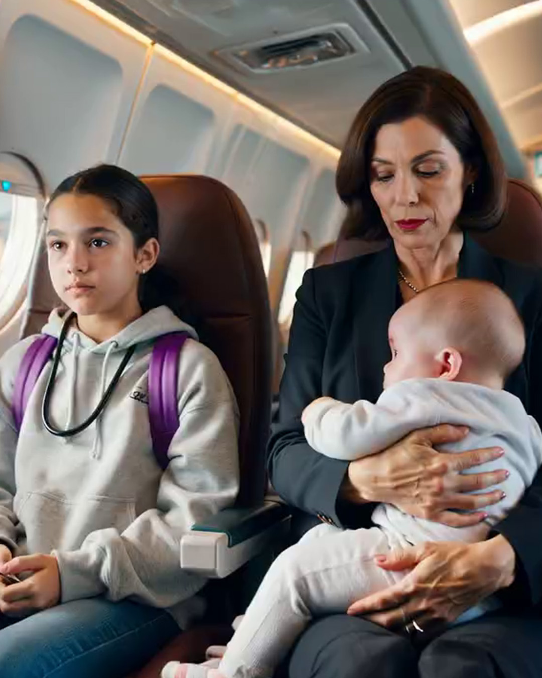 O senador que viajava na primeira classe disse que a menina de 12 anos não deveria estar ali; oito minutos depois, todos os adultos naquele avião a encaravam com as mãos tremendo.