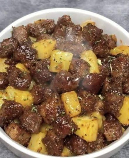 Bife de contrafilé e batatas fritas com manteiga de alho na fritadeira a ar