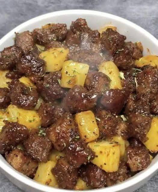 Bife de contrafilé e batatas fritas com manteiga de alho na fritadeira a ar