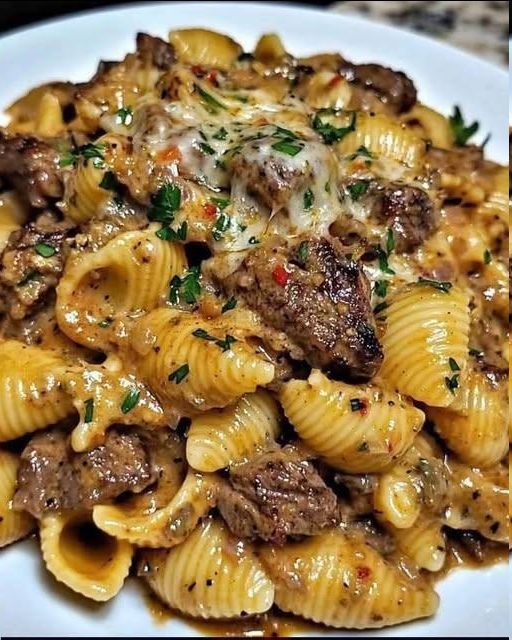 Cubos de carne com manteiga de alho e conchas cremosas de parmesão