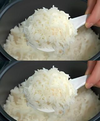 Eu despejo água fervente sobre o arroz! Aprendi isso em um restaurante. É o arroz mais delicioso que já comi.