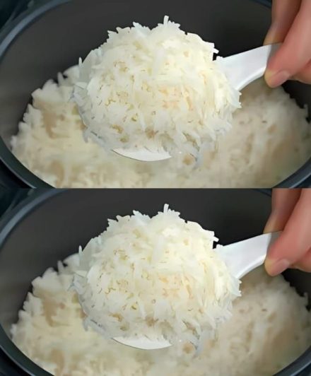 Eu despejo água fervente sobre o arroz! Aprendi isso em um restaurante. É o arroz mais delicioso que já comi.