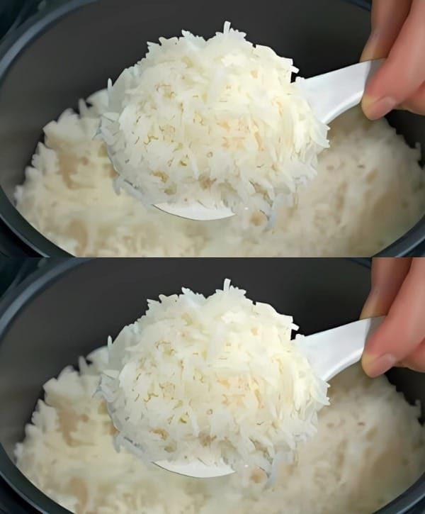 Eu despejo água fervente sobre o arroz! Aprendi isso em um restaurante. É o arroz mais delicioso que já comi.