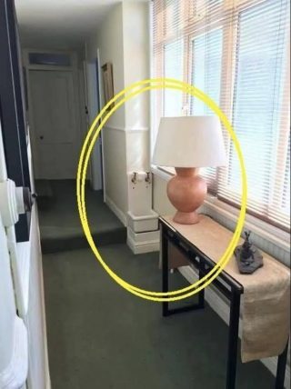 O Mistério da Pequena Pia do Corredor: Por que as Casas Antigas Tinham Esses Acessórios Incomuns?