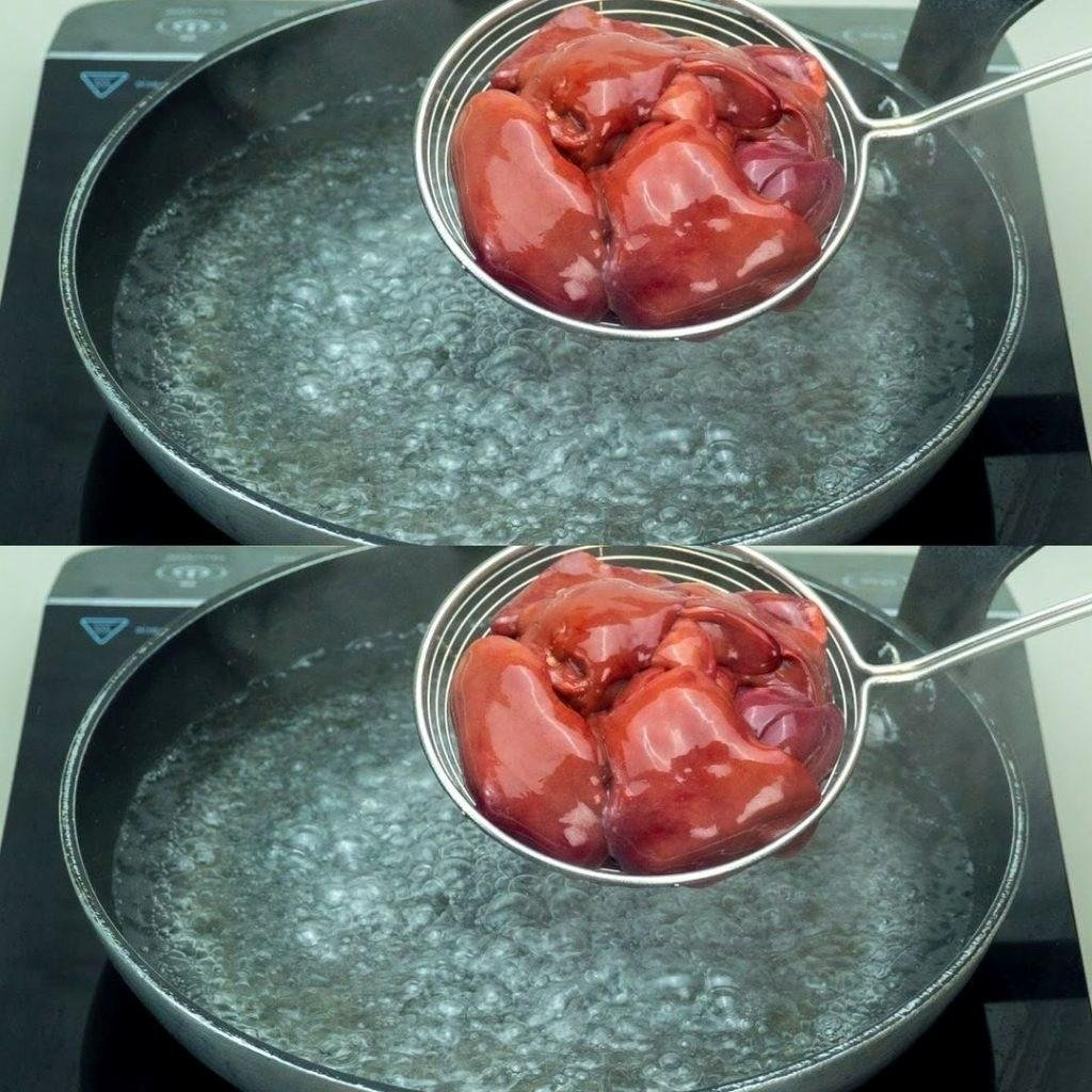 Uma deliciosa surpresa: fígado de galinha cozido para uma experiência culinária inesquecível.