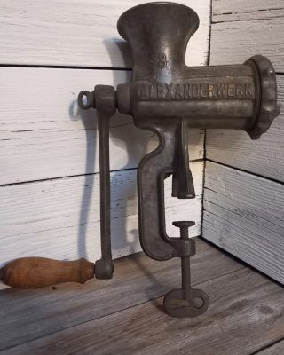 Mistero nella finestra: questo antico oggetto sta lasciando perplessi gli internauti… Riuscite a indovinare di cosa si tratta?