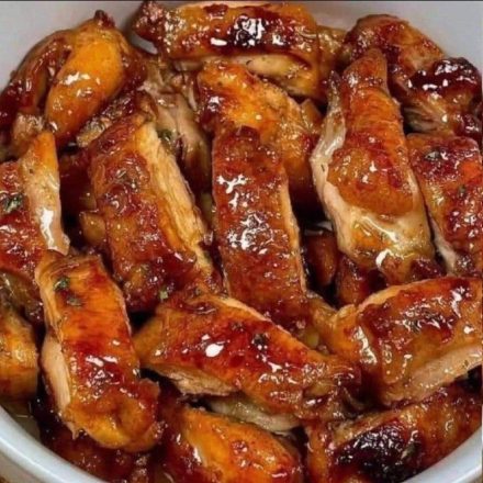 Tiras de frango irresistíveis com molho agridoce.