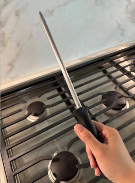 Minha sogra acha que esse aparelho afia a faca dela, mas eu discordo. Não conseguimos chegar a um acordo. Será que ela está certa?