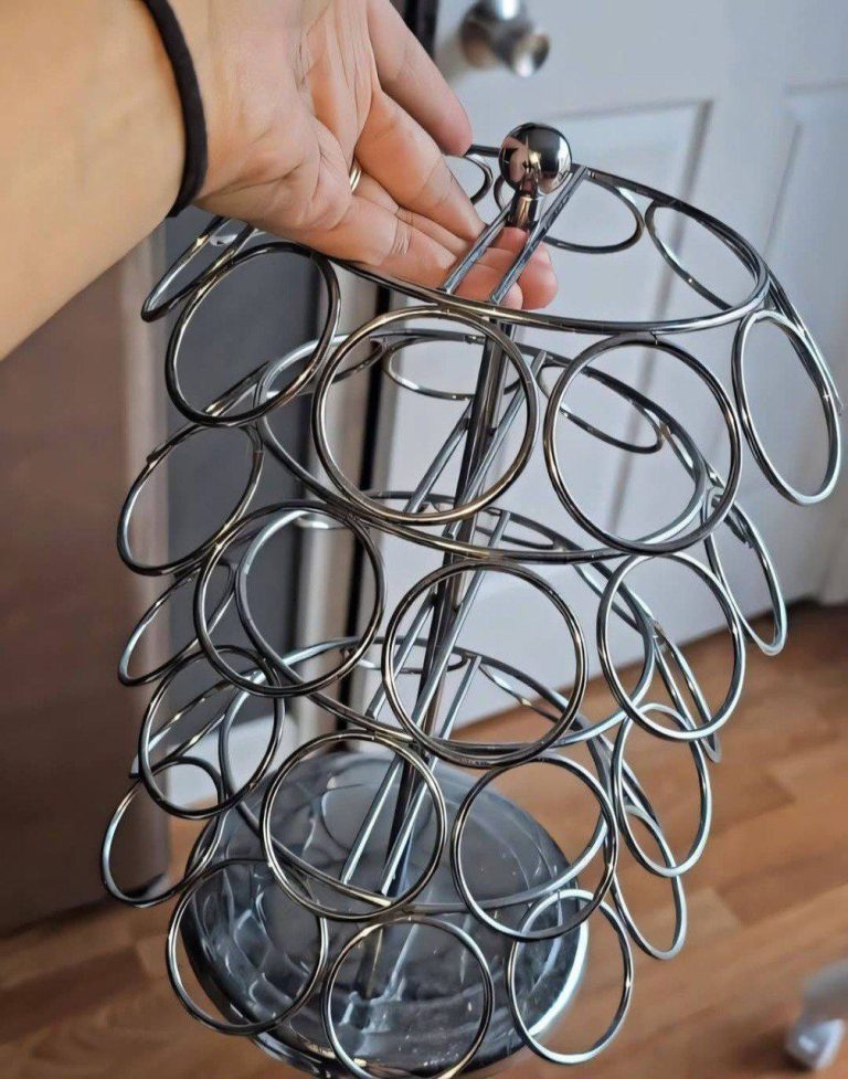 Vi minha vizinha prestes a jogar isso no lixo, então perguntei se podia ficar com ele, e ela me deu. Ela ia jogar fora porque não sabia para que servia. Eu também não sei, mas peguei mesmo assim.