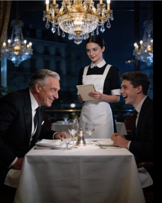 El millonario pidió en alemán para humillar a la camarera… pero ella hablaba siete idiomas.