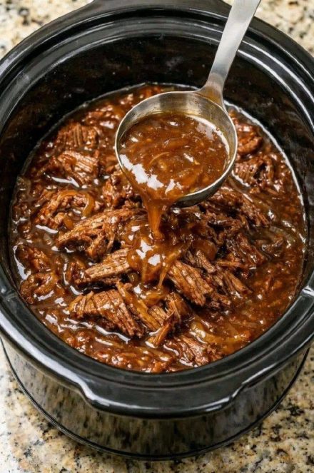 Pimentões recheados com carne e arroz na panela elétrica 9 de fevereiro de 2026 por admin ANÚNCIO Tempo de preparo: 20 minutos Tempo de preparo: 5 horas Tempo total: 5 horas e 20 minutos Ingredientes: 1 lb. de carne moída (ou peru) 5 pimentões, com as pontas cortadas e picadas para o recheio. 1 1/2 xícaras de arroz cozido podem ser sobras de arroz. Pote de 680 g de molho marinara, dividido 1 cebola branca pequena picada 1/2 colher de chá de sal 1/4 colher de chá de alho em pó 1/2 colher de chá de tomilho seco 1/2 colher de chá de estragão seco também funciona bem. Instruções: