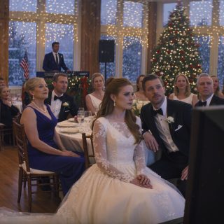 Minha mãe riu quando eu disse que não iria ao casamento da minha irmã. “Você só está com inveja”, disse meu pai. Em vez disso, enviei um vídeo, e quando o exibiram no casamento, todos ficaram impressionados.