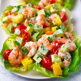 Salada de camarão, abacate e abacaxi