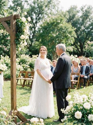 Cuando me casé con mi vecino de 80 años solo para proteger su casa de sus familiares que intentaban quitársela todo, pero esa decisión nos dio una familia que ninguno de los dos esperaba.