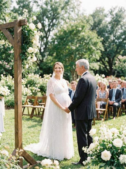 Cuando me casé con mi vecino de 80 años solo para proteger su casa de sus familiares que intentaban quitársela todo, pero esa decisión nos dio una familia que ninguno de los dos esperaba.