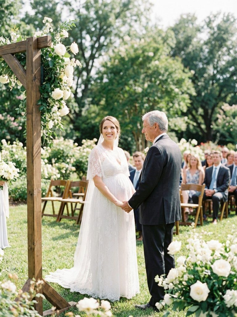Cuando me casé con mi vecino de 80 años solo para proteger su casa de sus familiares que intentaban quitársela todo, pero esa decisión nos dio una familia que ninguno de los dos esperaba.