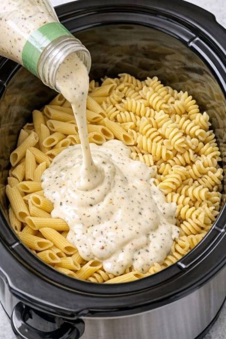 Despeje este molho italiano cremoso pronto e apenas mais 3 ingredientes sobre a massa na panela elétrica para um jantar fácil com sabor de molho feito na hora.