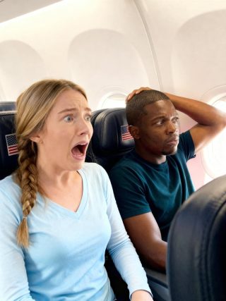 Un padre soltero negro dormía en el asiento 8A… hasta que el capitán pidió un piloto de combate.