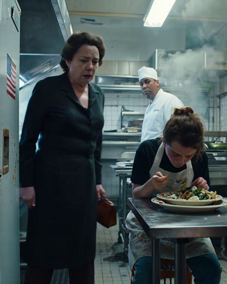 Entré a la cocina de mi yerno y encontré a mi hija comiendo sobras de platos desconocidos. Él se rió y dijo: «Los mendigos no pueden trabajar», así que la llevé al mejor restaurante de la ciudad y llamé al único hombre que todavía me debe todo.