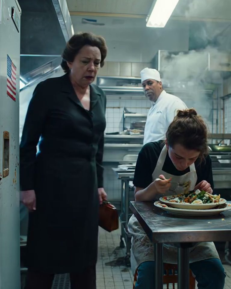 Entré en la cocina de mi yerno y encontré a mi hija comiendo sobras de platos desconocidos. Él se rió y dijo: «Los mendigos no pueden trabajar», así que la llevé al mejor restaurante de la ciudad y llamé al único hombre que todavía me debe todo