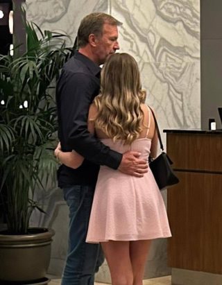 Um encontro inesperado em um hotel leva a uma descoberta familiar que mudará a vida de qualquer família.