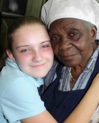 Mis compañeros de clase se rieron durante años de mi abuela, que administraba la cafetería de la escuela, ¡hasta que mi discurso de despedida los silenció!