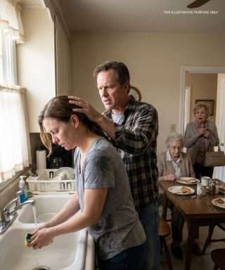 Llegué sin avisar y me quedé allí temblando de frío. Mi hija lavaba los platos en el frío, mientras su marido y su suegra comían cómodamente. No dije ni una palabra. Simplemente cogí el teléfono e hice una sola llamada.