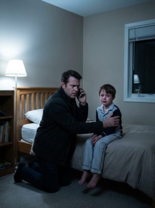 “Papá… Por favor… Vuelve rápido a casa. Tengo mucho frío… No me deja cambiarme.” — Un padre ocupado llega a casa y encuentra a su hija temblando con la ropa empapada.