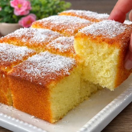 Bolo de limão caseiro em 5 minutos: derrete na boca e não precisa de balança.
