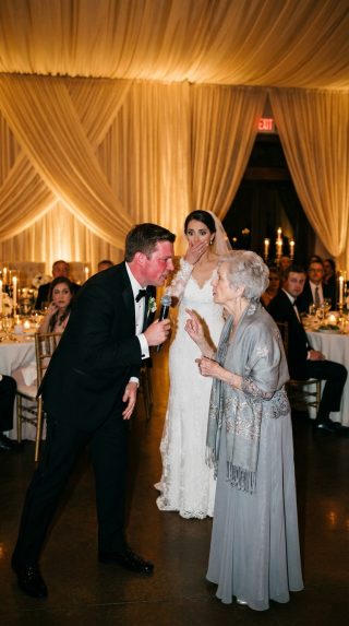 No casamento, o filho insultou a mãe, e então ela tomou o microfone…