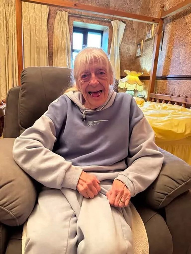 Un hombre me invitó a cenar, pero cuando llegué, no había comida: solo un fregadero repleto de platos sucios y comida esparcida sobre la encimera. Me dijo con calma: «Quiero ver qué clase de ama de casa serás y si sabes cocinar».