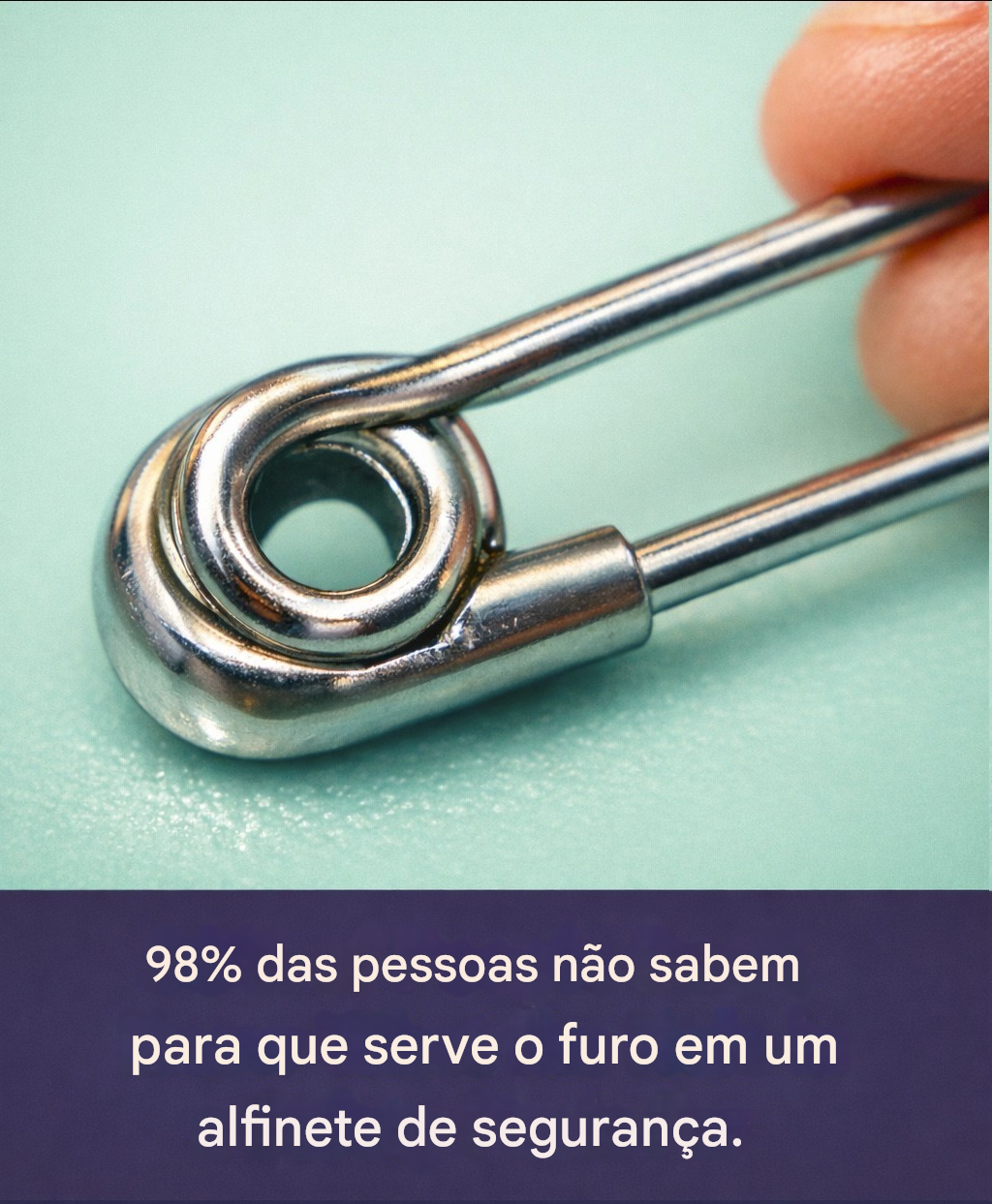Qual a função daquele pequeno furo em um alfinete de segurança?