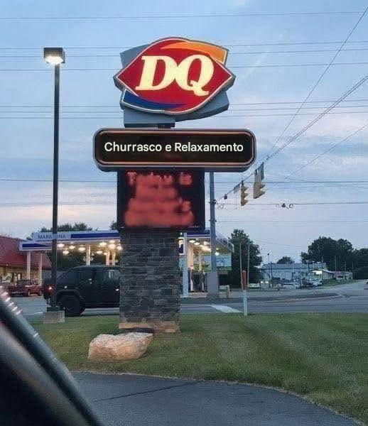 Um restaurante da rede Dairy Queen se meteu em apuros por causa desta placa polêmica. O pior? O dono se recusa a pedir desculpas.