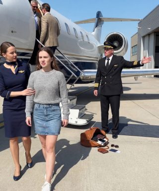 Eles a retiraram do avião e, minutos depois, descobriram quem ela realmente era.