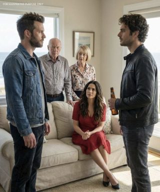 Les compré a mis padres una casa de playa de $425,000 para nuestro aniversario. Cuando llegué, mi mamá lloraba, mi papá temblaba; la familia de mi hermana ya se había mudado. Su esposo gritó: “¡Mi casa, fuera!”. Mi hermana se rió… hasta que entré.