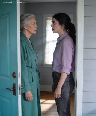 Estaba de viaje de negocios cuando cancelaron mi vuelo. Llegué temprano a casa y me abrió la puerta una desconocida que llevaba mi bata. Sonrió y me dijo: «Eres la agente inmobiliaria, ¿verdad?». Asentí y entré.