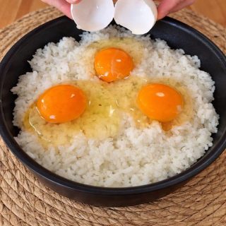 Basta despejar um ovo sobre o arroz e descobrir por que essa receita caseira se tornou um clássico na minha família.