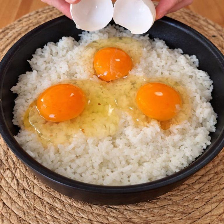 Basta despejar um ovo sobre o arroz e descobrir por que essa receita caseira se tornou um clássico na minha família.