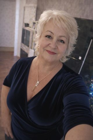 A los 54 años me fui a vivir con un hombre al que conocía desde hacía solo unos meses para no preocupar a mi hija, pero pronto me pasó algo terrible y me arrepentí mucho😢😲